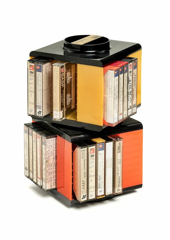 zweistöckiger Kassettenturm in schwarz, gelb, orange zum drehen mit handbeschrifteten Kassetten