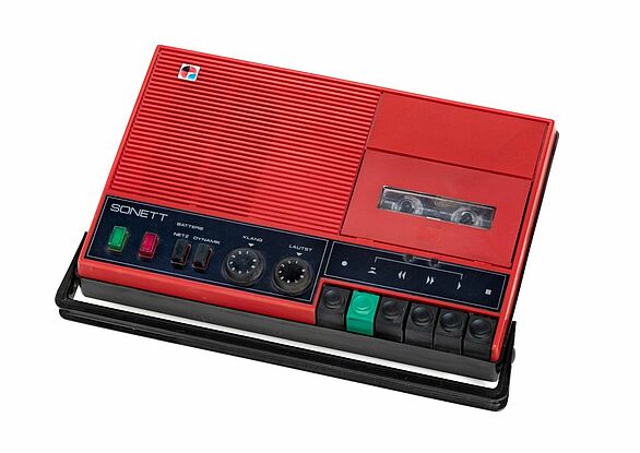 Roter Kassettenrekorder aus den 80ern