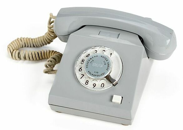 graues Telefon mit Wählscheibe DDR