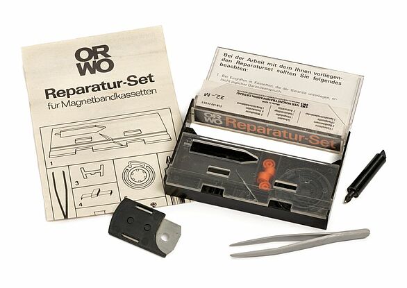 Kassetten-Reparaturset aus den 80ern mit Pinzette und Gebrauchsanweisung