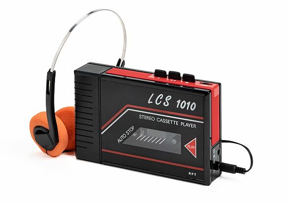 Walkman in schwarz-orange mit Kopfhörern