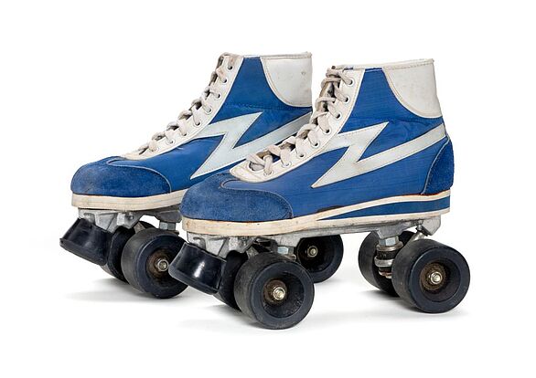 blau weiße Rollschuhe aus den 80ern
