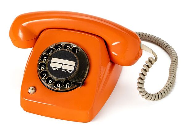 orangenes Telefon mit Wählscheibe
