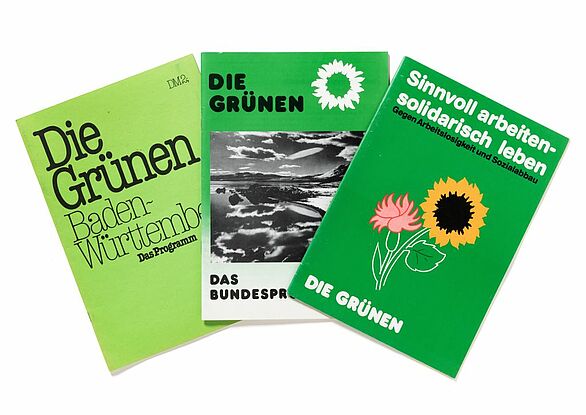 Drei Hefte mit dem Parteiprogramm der Grünen zur Bundestagswahl 1983 in der BRD