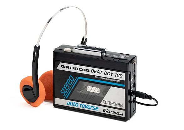 Walkman in schwarz-blau-orange mit der Aufschrift Beat Boy 160 aus den 1980er Jahren