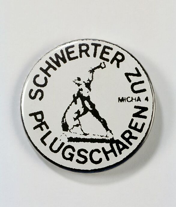 Anstecker Schwerter zu Pflugscharen aus den 80ern