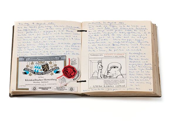 Aufgeschlagendes Gästebuch mit handschriftlichem Text und eingeklebten Erinnerungen