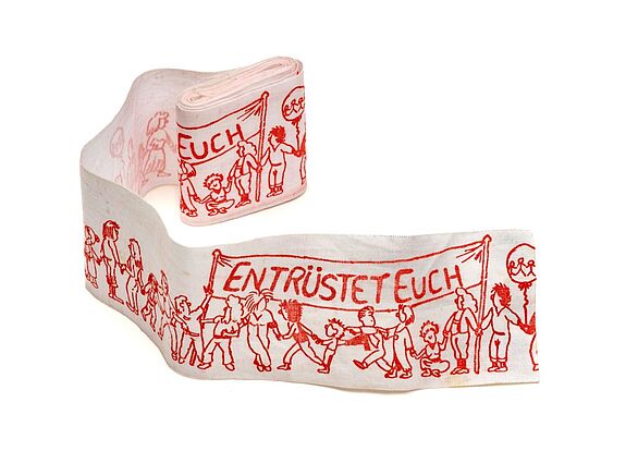 Weißes Stoffband mit der Aufschrift Entrüstet euch von 1983