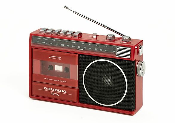 Roter Kassettenrekorder von Grundig mit Antenne aus den 80ern