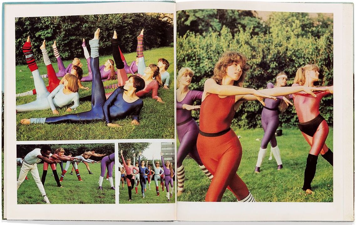 Fotos von Frauen, die Gymnastik machen in bunten Anzügen auf einer Wiese
